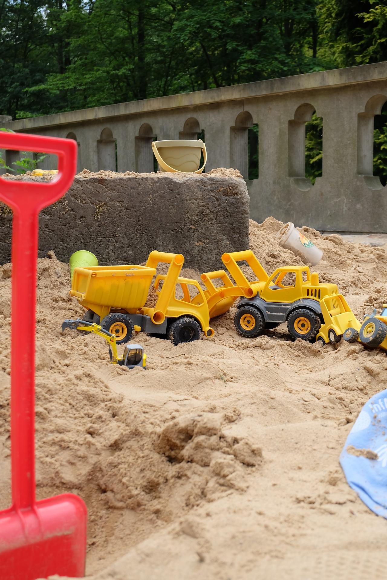 Sandkasten auf dem Grundstück